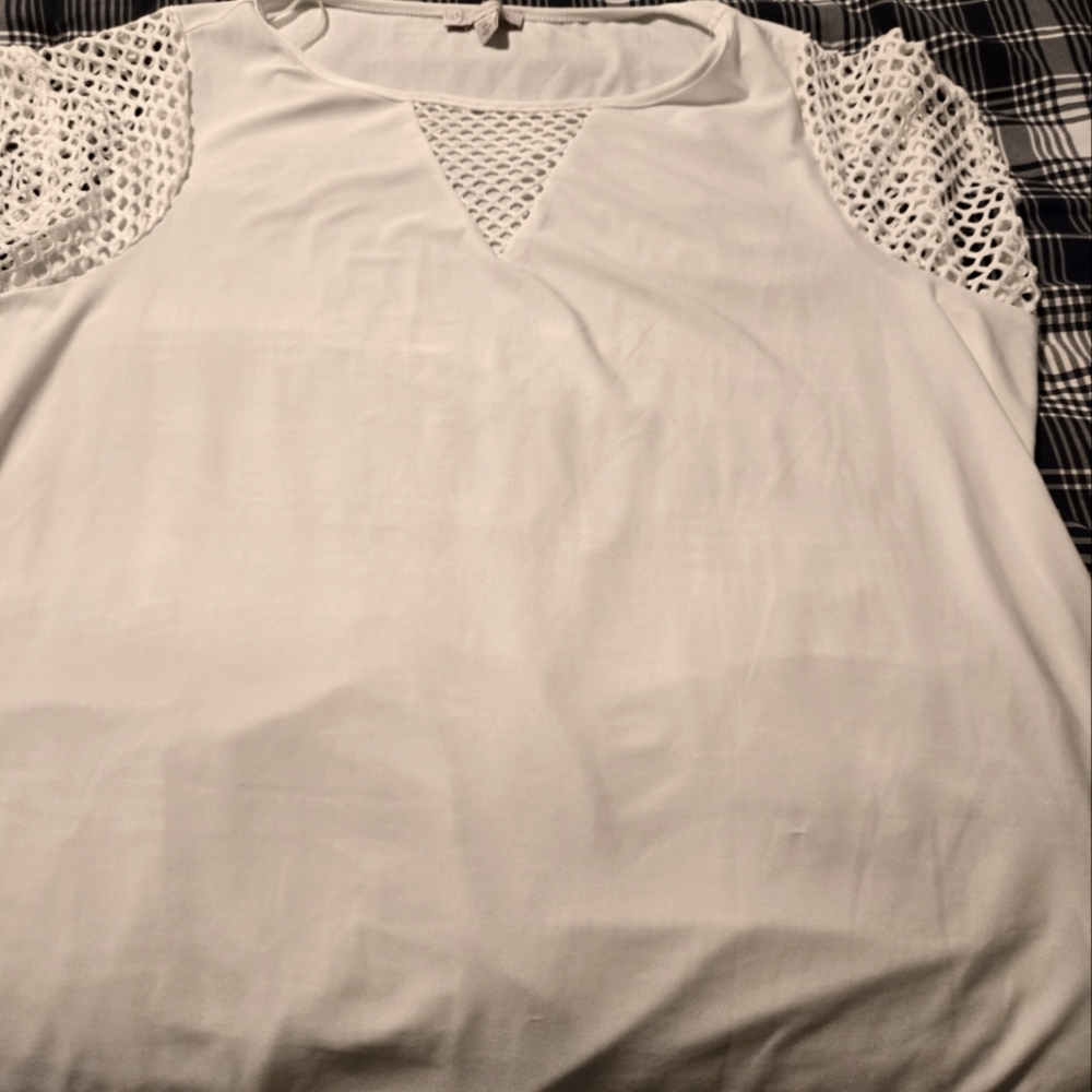 Off white blouse with keyhole sleeves
